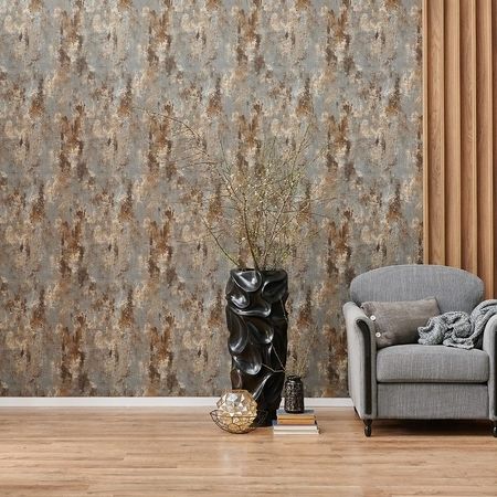 Ein Wohnzimmer mit einem Stuhl und einer Wand, die mit rustikalem Tapetenmuster dekoriert ist.