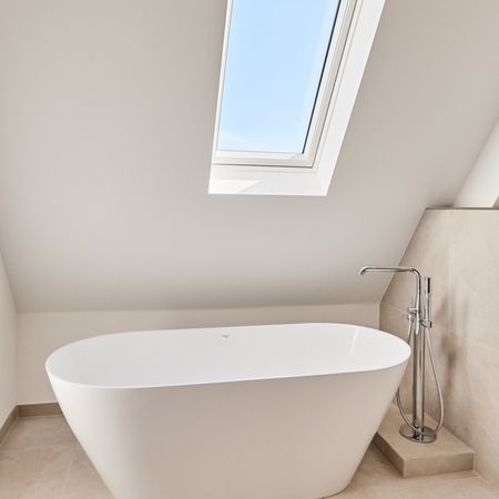 Badezimmer-Badewanne gehoben