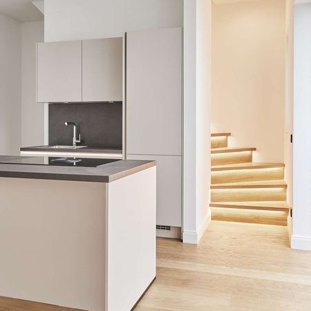 Wohn-Kuche-mit-Blick-zur-Treppe