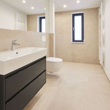 Badezimmer mit schwarzem Unterschrank