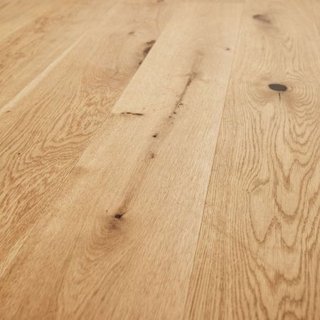 Detailansicht eines Holzfußbodens, der die natürliche Struktur und Farbe des Holzes zeigt.